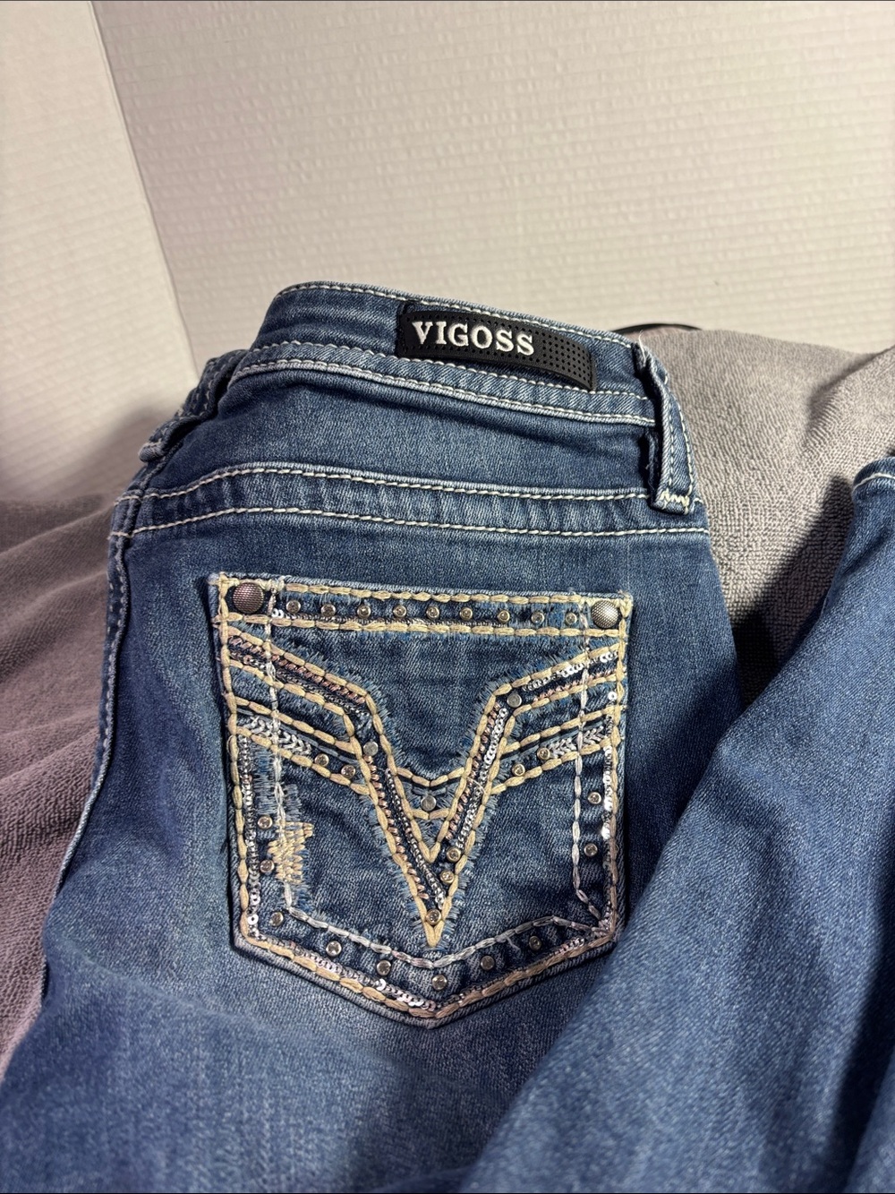 Vigoss Women's Dark Blue Embellished Back Pocket Capris. Size 12. Heritage fit.